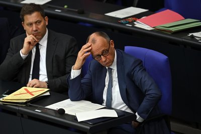 Vor Bundeskanzler Friedrich Merz (rechts, CDU) und Vizekanzler Lars Klingbeil (SPD) liegen tiefgreifende Reformen.
