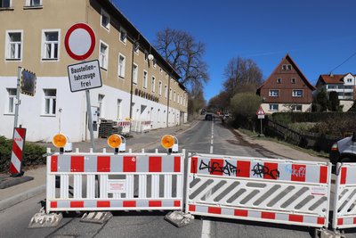 Die Sperrung der B 173 mitten in Niederschöna.