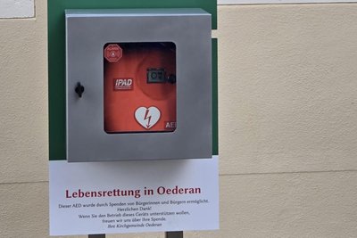 Mit Spenden finanziert: der Lebensretter am Gemeindehaus.