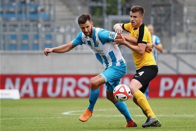 CFC-Torjäger Dejan Bozic (links) setzt sich gegen Auerbachs Felix Lietz durch.