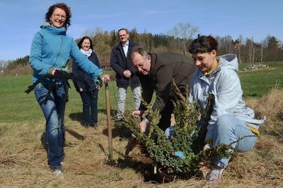 Mit dem Pflanzen eines Wacholderstrauchs begann am Dienstag das Projekt "Natur zum Anfassen" im Umweltzentrum. Im Bild sind (von links) Susanne Weiß, Antje Becker, Reginald Fuchs, sowie vorn beim Pflanzen Peter Born-Frontsberg und Sarah Böhm zu sehen. 
