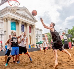 Am Donnerstag wird der Platz vor dem Plauener Theater wieder in einen großen Sandkasten umgewandelt. Das Foto stammt aus dem Turnier im Jahre 2019.