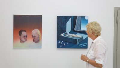 Malereien von Gauthier Hubert (links) und Joëlle Dubois, beide kommen aus Belgien, sind Bestandteile der Ausstellung "Out of the Box" in der Galerie Hinten im Lokomov an der Augustusburger Straße. 