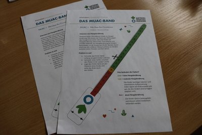 Das Muac-Band zeigt anhand des Oberarm-Umfangs bei Kindern Mangelernährung an.