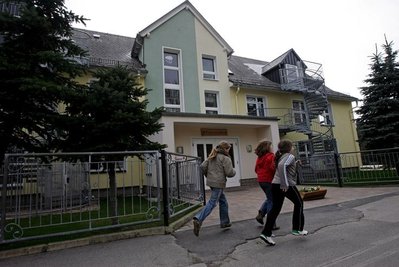 
              <p class="artikelinhalt">Das "Kinderparadies" in Bernsbach sorgt für Wirbel. Jetzt hat die Gemeinde dem bisherigen Träger den Vertrag gekündigt. </p>
            