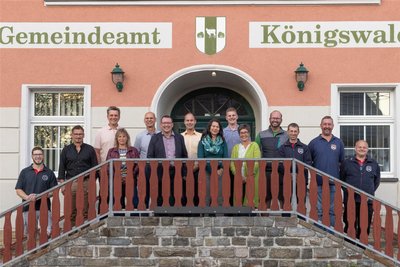 Der neue Gemeinderat von Königswalde: (v. l.) Christian Müller, Oliver Krista, Andre Rothe, Sigrid Winkler, Falk Bräuer, Bürgermeister Ronny Wähner, Lars Schubert, Annette Köhler, Clemens Muschter, Kathrin Zinn, Falk Büttner, Falk Grimm, Timo Schimmank und Steffen Mroske.