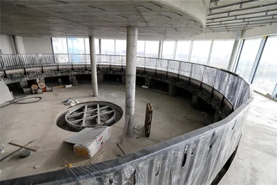Wo bald Gäste von einer Bar aus den Ausblick genießen werden, waren im Krieg die Flak-Geschütze im Boden verankert.