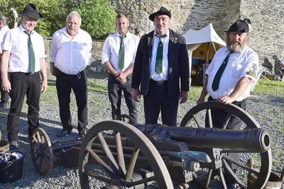 Die Kanone der Schönecker Schützengilde ist zum Teil ein Eigenbau. Im Foto: Marcel Müller, Bodo Fickert, Robert Michel, Michael Meichsner und Silvio Lenk (von links).