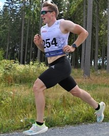 Niklas Müller vom WSC Oberwiesenthal gewann in Grünbach über die 10-Kilometer-Distanz. 