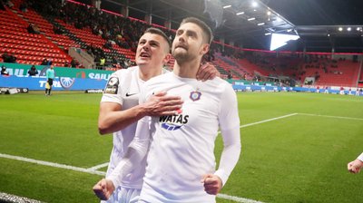 Dimitrij Nazarov (10, Aue) trifft per Foulelfmeter zum 1:2 und jubelt mit den Teamkollegen. Antonio Jonjic (9, Aue).