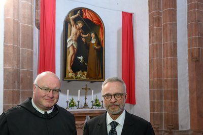 Der Leipziger Künstler Michael Triegel (rechts im Bild) und Benediktinerpater Maurus Kraß, Prior des Kloster Wechselburg, stehen vor dem Gemälde der heiligen Teresia Benedicta vom Kreuz/Edith Stein (1891-1942).