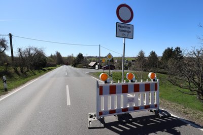 Das Sperrschild vor dem Abzweig zur Schule Niederschöna wird von den meisten ignoriert.