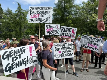 Bei der Demonstration wird auch Kritik an Deutschland geäußert.