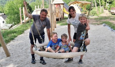 Udo Haußmann (l.) und Tabea Haußmann (r.) sowie die Kinder Dean, John und Alexander (sitzend von links) testeten die Korbschaukel. 