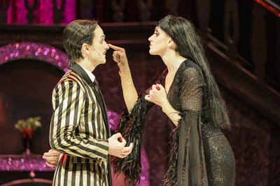 Eltern auf Abwegen: Gomez (Sascha Stead ) und Morticia Addams (Melanie Gebhard ).