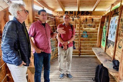 Die Ornithologen Jens Hering (links) und Dieter Kronbach (rechts) mit André Oehler in der Beobachtungsplattform, die mit Schmierereien übersät ist.