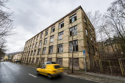 Die Fabrikruine an der Schlemaer Straße in Aue ist laut Stadtverwaltung verkauft worden.