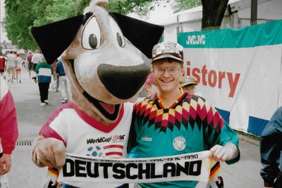 Der Autor Thomas Gräf 1994 mit WM-Maskottchen Striker.