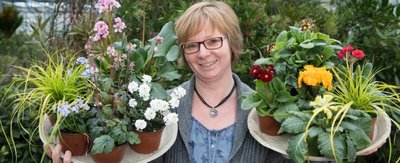  Die Gartensaison naht: Nicht nur in Leipzig stimmt ab nächstem Wochenende die Messe "Haus-Garten-Freizeit" darauf ein. Auch Floristmeisterin Antje May aus Neustadt macht mit Pflanzen wieCarex-Gras, Schaumblüte und Schleifenblume Lust aufs Gärtnern. Einige 100 der teils exotischen Stauden und Frühjahrsblüher aus ihrer Gärtnerei sind vom 26. Februar bis zum 6. März im Dresdner Palais im Großen Garten bei einer Frühlingsschau zu sehen. 