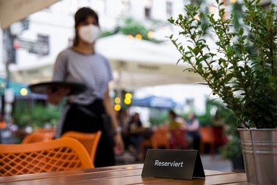 Servicekraft gesucht: Während des Lockdowns hat ein Teil der Beschäftigten die Branche verlassen. Die Gewerkschaft NGG fordert, die Arbeit im Gastgewerbe attraktiver zu machen.