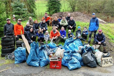 Von Autoreifen über Bierkästen bis hin zur Schreibmaschine: Auch in diesem Jahr haben die Mitglieder der Mountainbike-Initiative Shred-Erz an ihrem Umwelttag wieder allerlei Unrat in der Natur entdeckt.