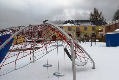 Soll im Frühjahr abgeschlossen werden: die Neugestaltung der Sport- und Spielflächen an der Grundschule Rothenkirchen. Im Hintergrund Schulhaus und Sporthalle, deren Verbindungsgebäude die Gemeinde sanieren möchte.
