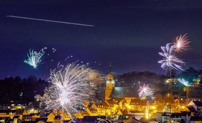 Zu Silvester flog ein großes, weiß beleuchtetes Objekt hoch über Feuerwerk und Kirchtürmen über die Region - hier über Hohenstein-Ernstthal. Durch die lange Verschlusszeit von 25 Sekunden erscheint das Objekt als Strich aus vielen Punkten am Nachthimmel. 
