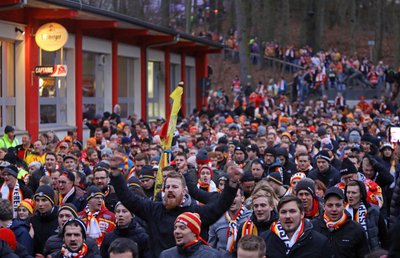 Rund 800 Fans des ESV Kaufbeuren haben sich mit einem Sonderzug auf den Weg nach Westsachsen gemacht. Sie verfolgen die Eishockey-Zweitligapartie zwischen dem Eispiraten Crimmitschau und dem ESV Kaufbeuren. Der Zug traf - wegen technischer Probleme - rund eine Stunde später als geplant in Crimmitschau ein. Deshalb begann die Partie mit 15-minütiger Verspätung.