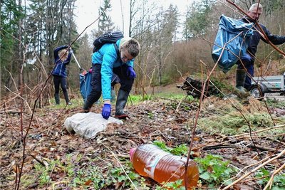 Was auf den ersten Blick wie eine weggeworfene Flasche Apfelschorle aussieht, erweist sich in Wahrheit als Toilettenersatz eines Fernfahrers.