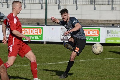Paul Kämpfer nimmt Maß. Mit acht Treffern ist er erfolgreichster Knipser beim VfB Auerbach.