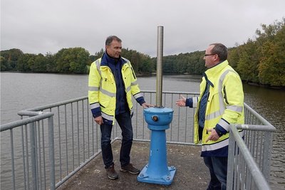 Der für die Talsperre zuständige Staumeister, Birk Flögel (links), im Bereich der Steuerungstechnik im Gespräch mit Betriebsleiter Sven Beyer.