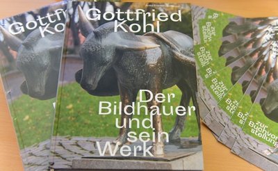 Auf 240 Seiten setzt das Buch dem Bildhauer Gottfried Kohl ein Denkmal. Auch seine Tochter kommt zu Wort.