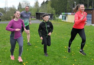Michelle Steinert, Christian Saunus, Ervin Steinert und Annika Saunus (von links) haben am Samstag die Grünbacher Moosmann-Challenge in Angriff genommen. 