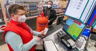 Simone Einhorn stand Montagmittag im Marienberger Toom-Baumarkt an der Kasse. Mit den gelockerten Zugangsbedingungen konnten die Mitarbeitenden sowohl geimpfte als auch ungeimpfte Kunden begrüßen. 