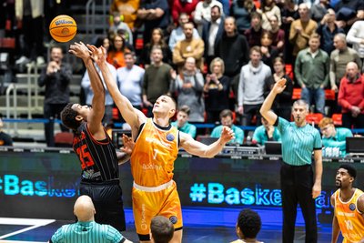 JONAS RICHTER: Das Formtief ist überwunden, jetzt muss der Kapitän nur noch Konstanz in sein Spiel bekommen. Im Rückspiel gegen Manisa etwas angeschlagen, aber solide. Im Hinspiel richtig stark. Umso bitterer war, dass er in der entscheidenden Schlussphase in Manisa mit einer Fußverletzung zuschauen musste. Steile These: Mit ihm auf dem Feld hätten die Niners dort nicht derart den Kopf verloren, dass sie das Spiel noch verlieren. Note: 2.