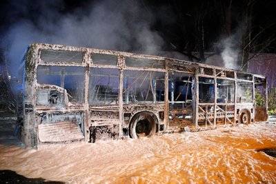 Der leere Bus brannte vollständig aus.
