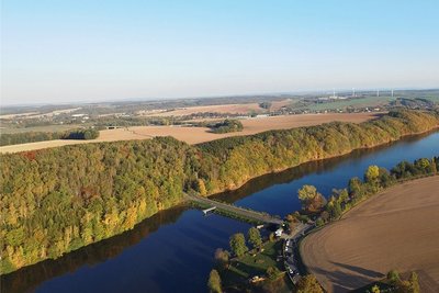 Links befindet sich der Vorstau der Koberbachtalsperre. Rechts die Talsperre, deren Wasserspiegel um fünf Meter gesenkt werden soll.