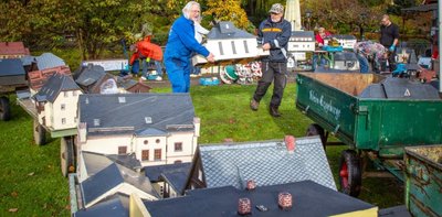 Mit der traditionellen Häuserabfahrt beendeten die Mitglieder des Vereins Klein-Erzgebirge im November 2021 die Saison. Die Modelle kamen ins Winterquartier oder zur Überholung in die Werkstatt. 