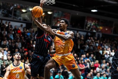 WILL CHRISTMAS: Aus solide wird wichtig. Der US-Amerikaner hat bis zum Jahreswechsel sein Ding gemacht. Das war in Ordnung, aber selten entscheidend hilfreich. Das hat sich seit ein paar Spielen geändert. Christmas ist in der Defensive mit seinen schnellen Beinen und dem guten Stellungsspiel ein enorm wichtiger Mann. Er holte in beiden Spielen wichtige Rebounds und punktete gut. In der Offensive variiert er immer besser zwischen Teamspiel und Einzelaktionen, die auch mal wichtig sind. Seine Formkurve zeigt weiter nach oben. Note: 2.