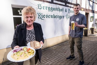 Im Berggasthof Riesenberger Häuser sind Betreiberin Gabriela Zirnstein und Kellner Jakob Unger für die Gäste da.