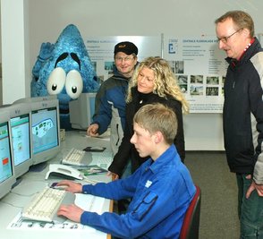
              <p class="artikelinhalt">Besucher zum Tag der offenen Tür in der Kläranlage Rodewisch schauten auch in die Schaltwarte, wo Hannes Scharschmidt Störungen überwacht. </p>
            