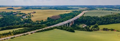Die Baustellen an der Triebischtalbrücke waren oft Ursache für Staus und Unfälle. Im August sollen sie größtenteils weichen.