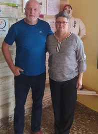 Ulrike und Thomas Fink im Foyer ihrer Jugendherberge in Sayda. 