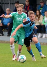 Auf rassige Zweikämpfe in Punktspielen wie hier zwischen Irfersgrüns Tobias Günther (links) und Kottengrüns Carlos Bardtenschlager müssen die Fans des Kreisfußballs noch einige Zeit warten. Die Vereine aus dem Vogtland haben sich einstimmig gegen einen Spielbetrieb unter 2G-Bedingungen ausgesprochen. Freundschaftsspiele können aber stattfinden. 