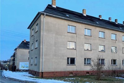 Die WGO-Blocks in der Oelsnitzer Concordiastraße. Ein Plakat weist auf die geplante Sanierung des mittleren Blocks hin, begonnen hat die Oelsnitzer WGO mit den Arbeiten aber noch nicht. Fest steht allerdings: Es wird teurer. 