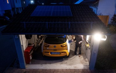 Gefördert werden der Kauf und die Installation einer Ladestation für Elektroautos in Kombination mit einer Fotovoltaikanlage und einem Solarstromspeicher.