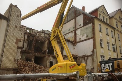 Die Bergstadt Schneeberg will einen Schandfleck als Ersatzvornahme beseitigen. Wie das geht, hat die Stadt Reichenbach vorgemacht, die ein marodes Wohnhaus abgerissen hat.