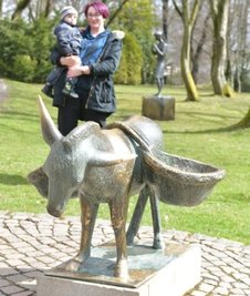 Der Esel im Tierpark ist bei Jung und Alt beliebt.