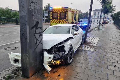 Der Audifahrer und drei weitere Insassen wurden bei dem Unfall leicht verletzt.