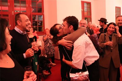 Ein Küsschen von der Mama: Davide Gentilini (Onkel Drosselmeyer) bei der Premierenfeier im Gewandhaus-Foyer.
